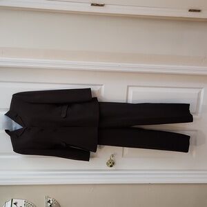 Larry Levine Women's 2pc Pant suit Size 8 Petite. Brown Pin Stripe. Fully Lined